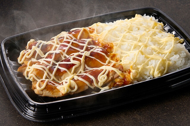 「いまさら気づいたテリヤキチキンはテリヤキのタレと大量のマヨネーズで食べるからうまいんだ　白すぎるテリヤキチキン弁当」538円　すでに販売されている「白すぎる豚の生姜焼き丼」に続く、「白すぎる」シリーズ。マヨネーズ好きにはたまらないテリヤキチキン弁当だ。白米にもマヨネーズがかかっている