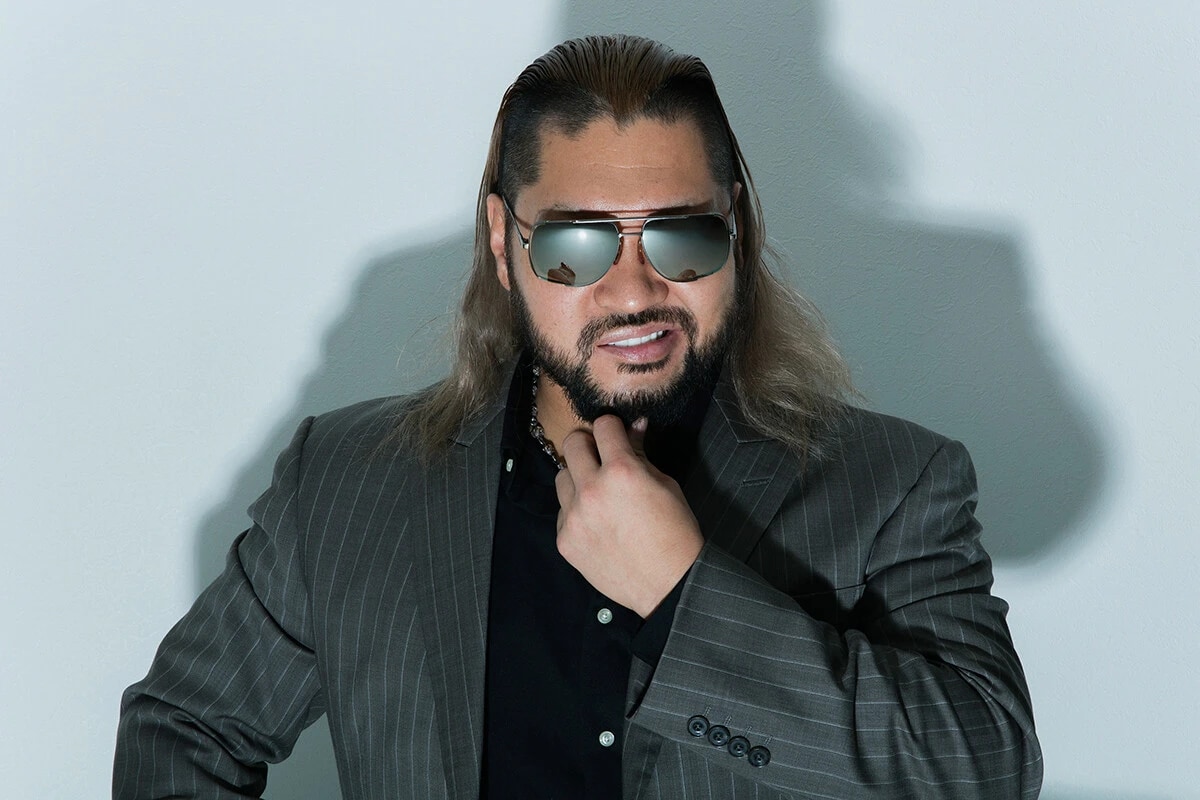 謎に包まれた男・EVILに直撃取材。スーツにサングラスをかけ、不敵な笑みを浮かべ、常に取材班を威圧していた