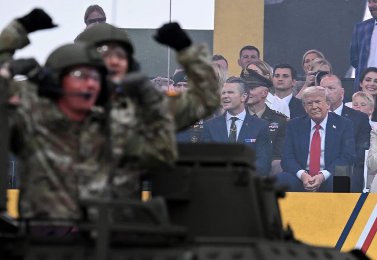 湾岸戦争終結後の1991年以来、初となる平時の軍事パレード。大統領の誕生日に行なうというのは、極めて異例なこと