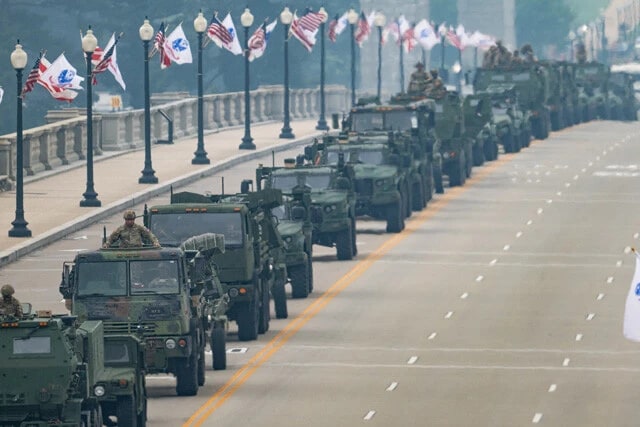 現地時間6月14日、トランプが79歳を迎えた誕生日にワシントンで行なわれた軍事パレード