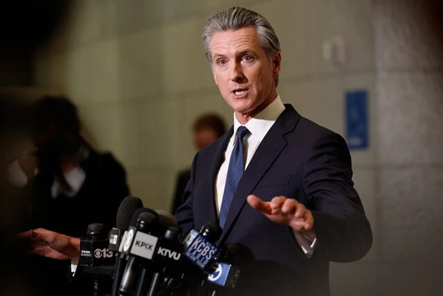 州兵派遣を「違憲」と訴えたカリフォルニア州のニューサム知事。民主党の次期大統領候補として名高い彼はトランプにとって潰すべき敵だ