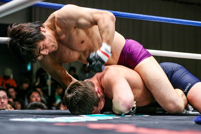 バックマウントパンチで相手を仕留める川口健次（2006年）