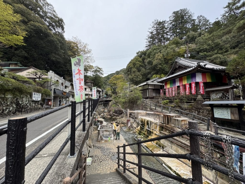 開湯１８００年、熊野古道へつながる温泉地　新鮮な硫黄泉を掛け流す料理自慢の宿　「湯の峰温泉 民宿 瀧よし」　【コラム：おんせん！　オンセン！　温泉！】 （和歌山県田辺市　湯の峰温泉）
