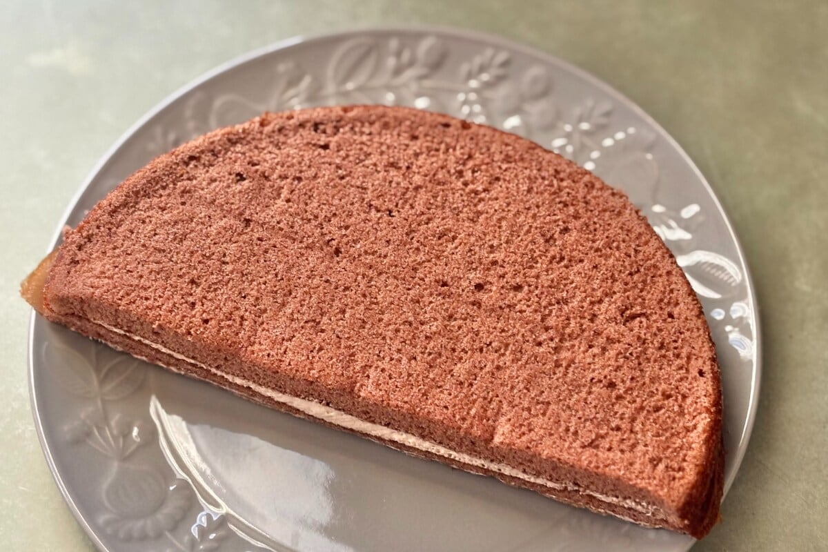 2種の生地が意外と好相性！【ローソン】に全部チョコのおやつが新登場