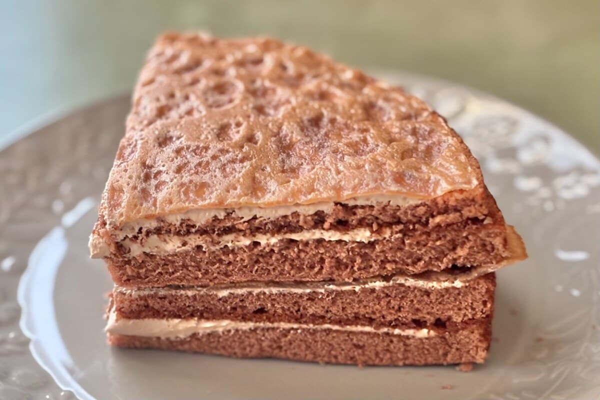 2種の生地が意外と好相性！【ローソン】に全部チョコのおやつが新登場