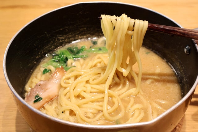 （２）食べる！　ラーメンの調理が終わったら麺だけを食べ、スープと具材はなるべく残すようにする。丼に移して食べたいところだが、鍋のまま食べるとそのまま再加熱できて便利だ