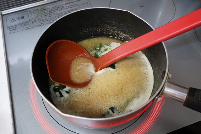（３）再加熱！　麺を食べ終えたら鍋でスープを再加熱。その際におろしニンニクをやりすぎなくらいにたっぷりと入れ、そのままグツグツと煮立たせる。いい具合にニンニクの刺激が和らぐぞ