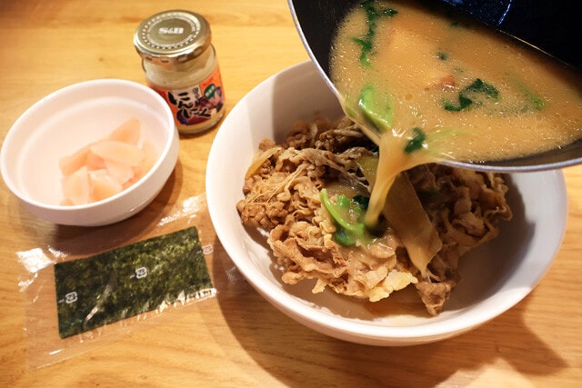 （４）ぶっかけ！　テイクアウトした牛丼を温めたら大きめの丼に移し、その上から再加熱したスープを豪快にぶっかけ、スライスした新生姜を添えれば完成だ。最強パワフルな牛丼を堪能せよ！