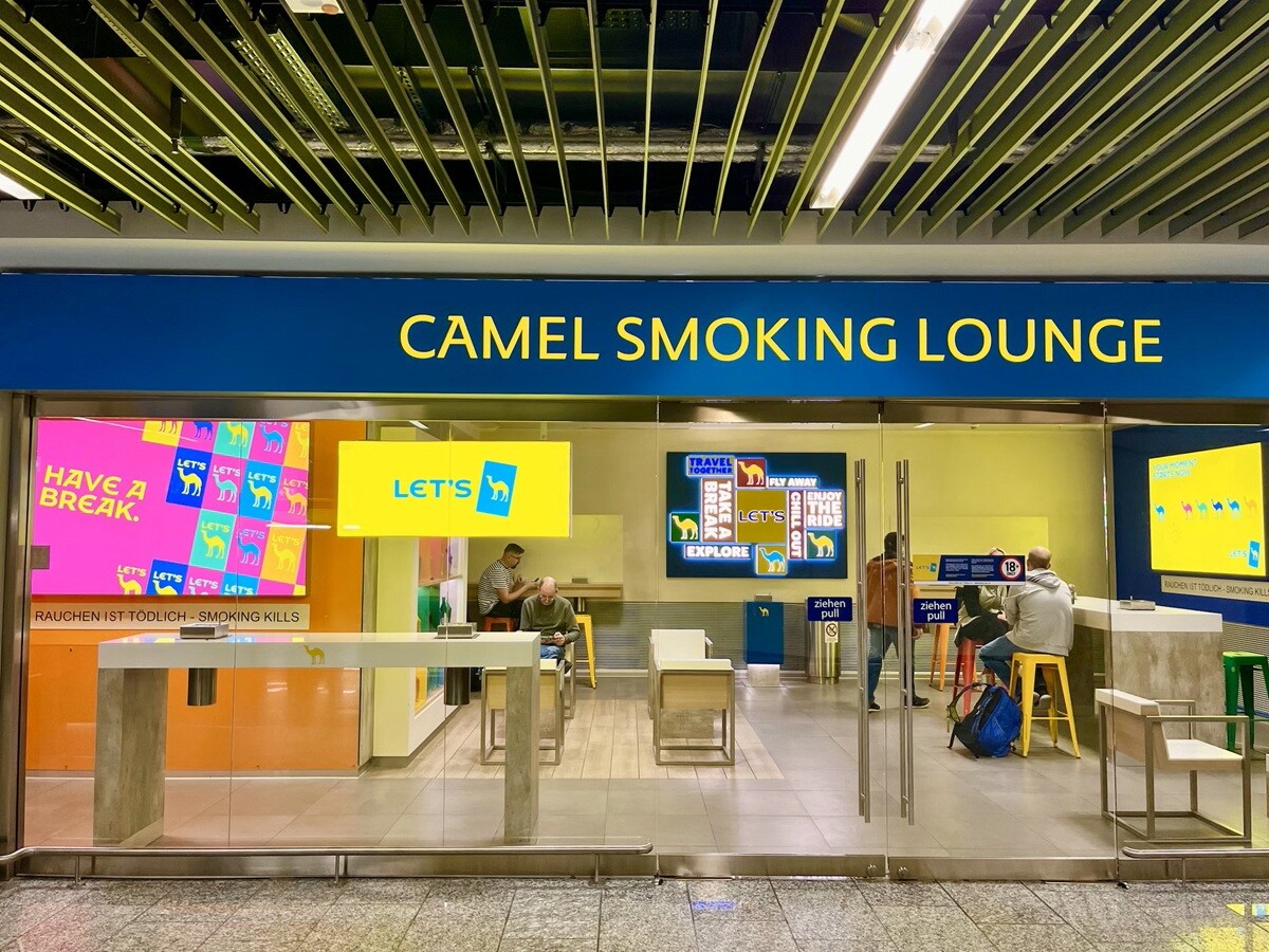 フランクフルト国際空港でよく見かける、タバコの銘柄「Camel」が協賛する喫煙スペース。