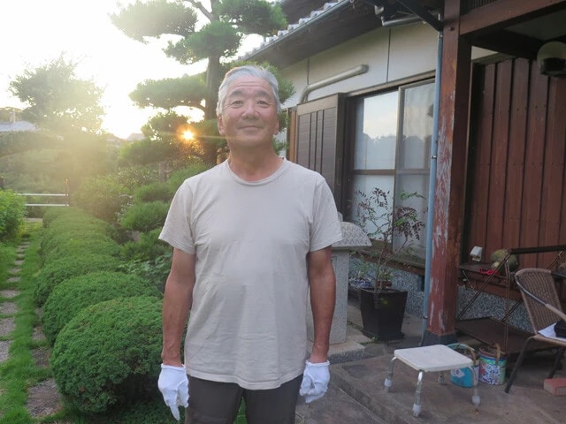 島唯一の病院「宇久診療所」の元所長で、現在は非常勤医の有吉 靖氏。素潜り18mの記録を誇る体力を武器に、メガソーラー計画と水面下で動き出す風力発電計画に立ち向かう