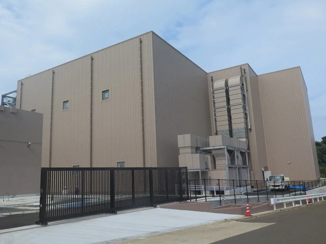 小浜地区に建設された交直変換所。着工前には「生活を守る会」の木寺氏も事業者との交渉に臨み、「施設は地権者に許可なく売却できる」などの不平等条項を撤回させた