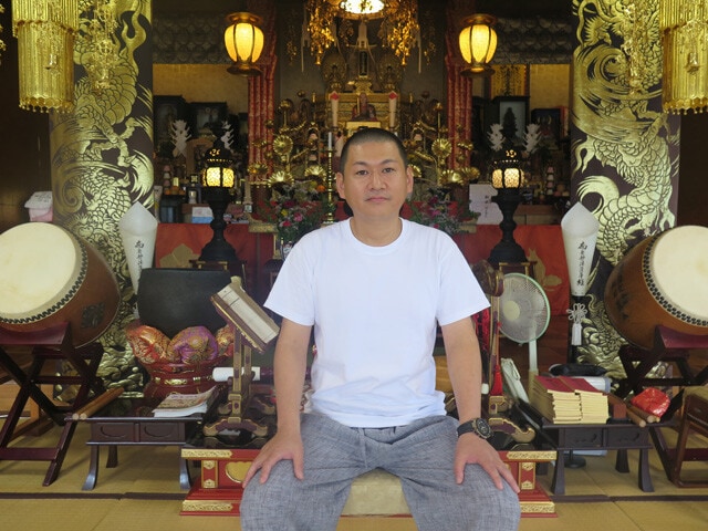 NPO「宇久島の生活を守る会」の代表で寺の住職でもある佐々木浄榮氏。反対活動が熱を帯びる中、檀家からは「和尚さんがそこまですることなのか」と心配する声も上がる