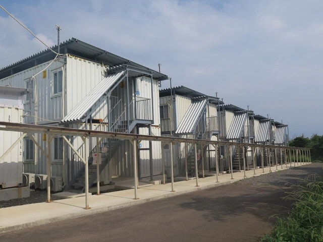 作業員約200人が入居する宿舎。一部の作業員が通うスナックの店主によれば、宿舎内は「個室3畳1間で食堂・大浴場付き」。ただし、門限は22時と厳しめだ