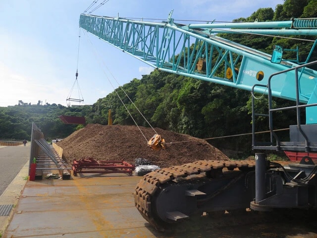 島内で伐採された木は細かく刻まれチップになり、営農用の肥料に使われるほか、地元の港湾業者によれば鳥取県境港市へ搬送され、バイオマス発電の燃料としても活用される