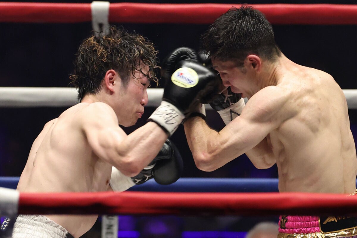 大歓声が渦巻く中、激闘を繰り広げた拳四朗（左）とユーリ阿久井（右）（写真／北川直樹）