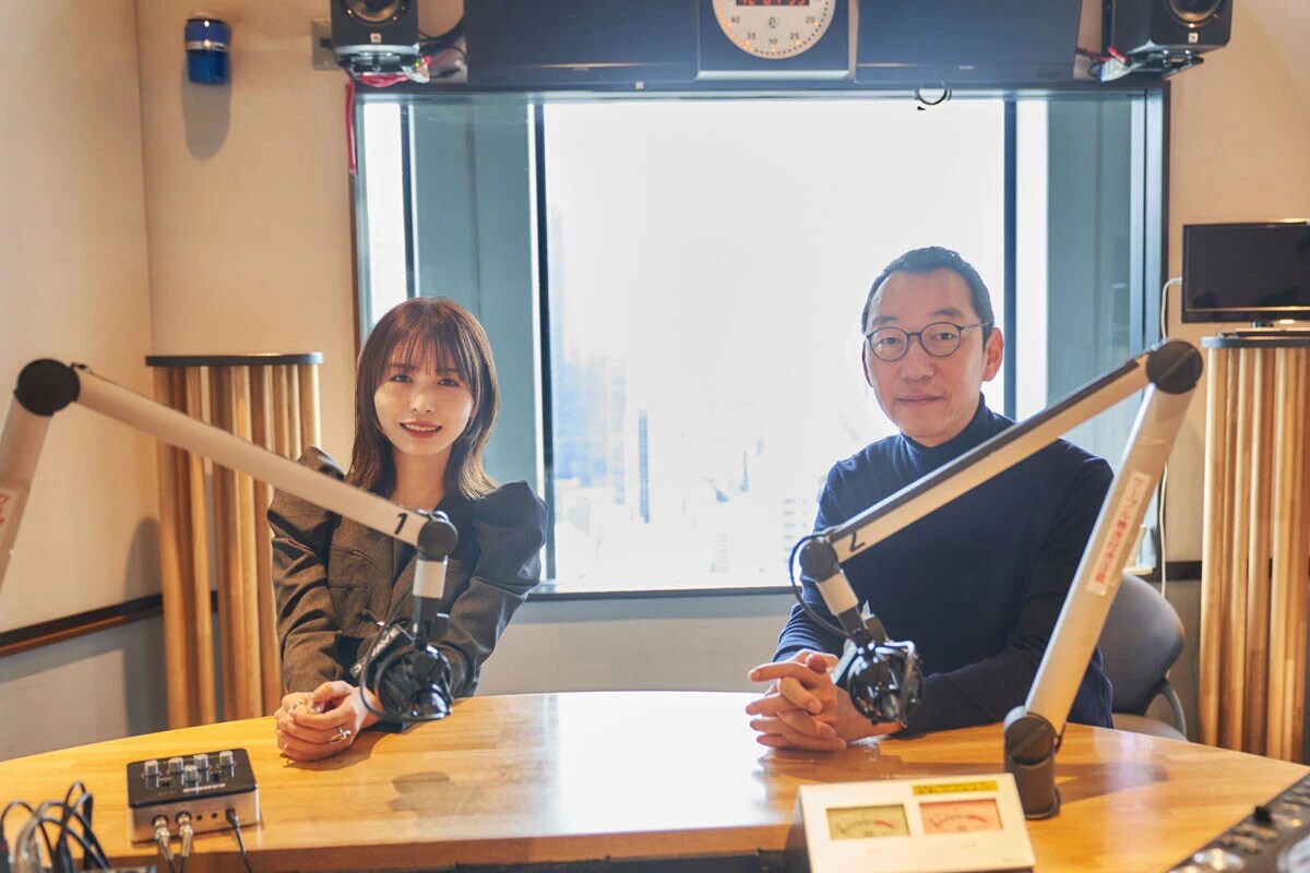 ラジオ番組のパーソナリティを務める長濱ねる(左)と山口周(右)