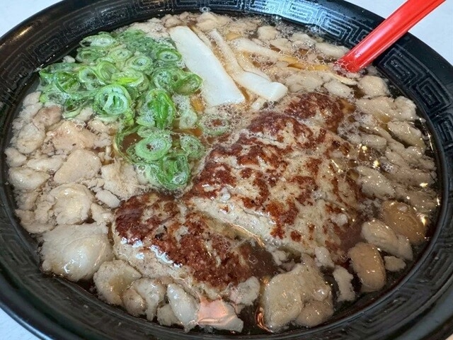 ハンバーグが丸ごと入っているハンバーグラーメン!