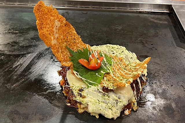 チーズ、大葉、トマトののったベッピン焼き(1280円)が映えメニュー