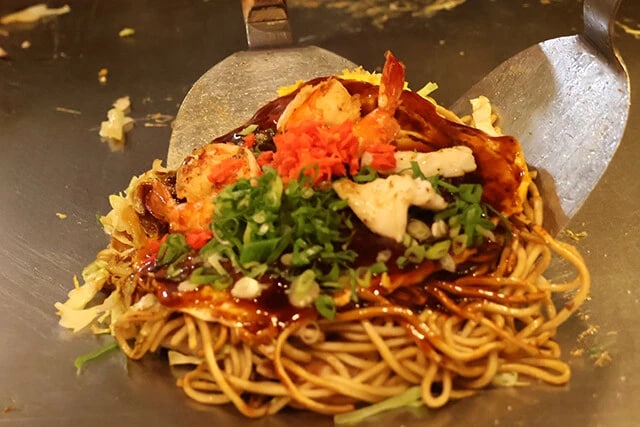 イカやエビがふんだんに使用される海鮮焼き(1630円)が人気