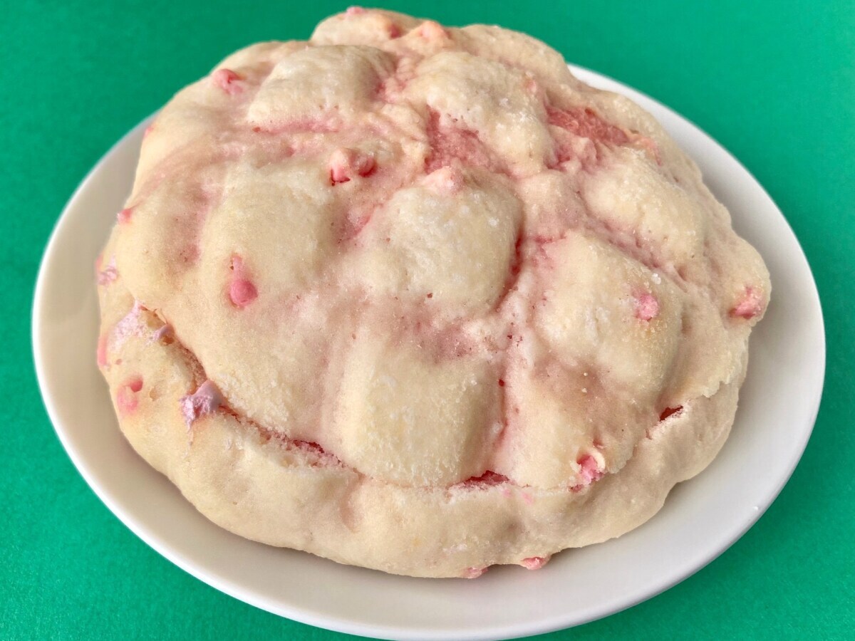 いちごの存在感が嬉しい!【ファミマ】甘酸っぱい味わいの新作メロンパン