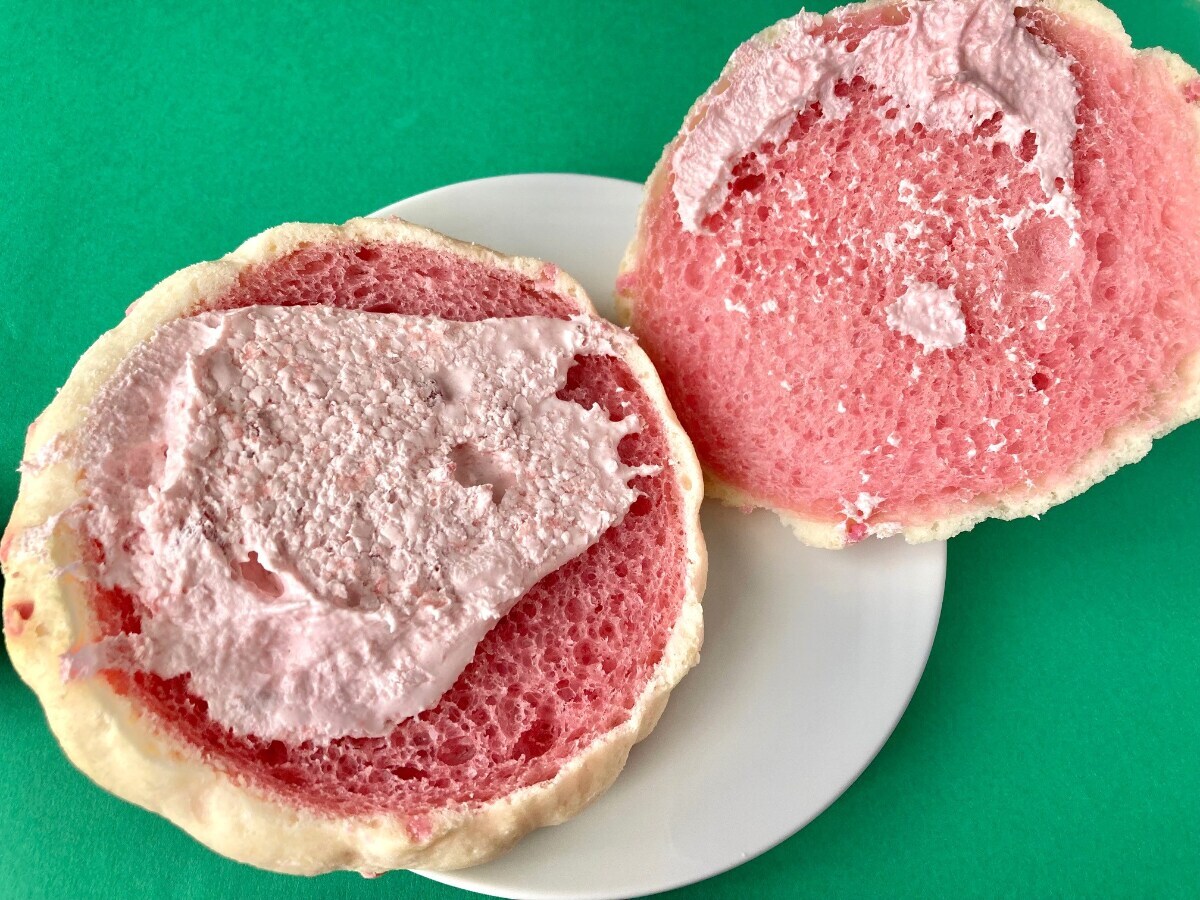 いちごの存在感が嬉しい!【ファミマ】甘酸っぱい味わいの新作メロンパン