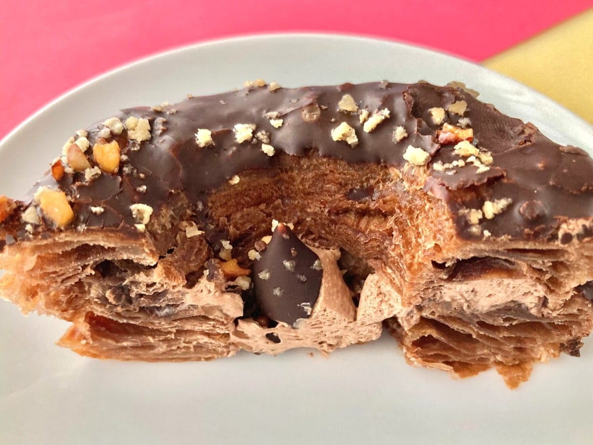 「めちゃくちゃ美味かった!」「軽い食感なのでペロリ!」【ファミマ】とろーり濃厚なクロワッサンドーナツ