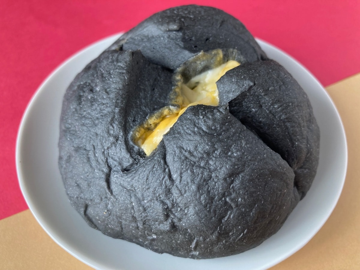 「濃厚なチーズが美味しい！」「リベイクした！」【ローソン】衝撃的な見た目のブラックパン