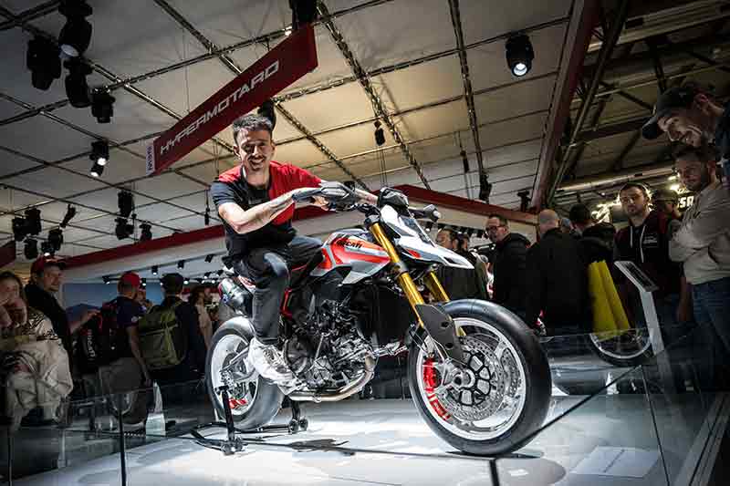 【ドゥカティ】EICMA2025 で新型 Hypermotard V2 や DesertX など2026年モデルを多数公開 記事1
