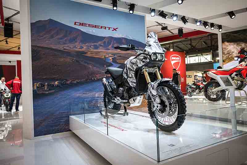 【ドゥカティ】EICMA2025 で新型 Hypermotard V2 や DesertX など2026年モデルを多数公開 記事2