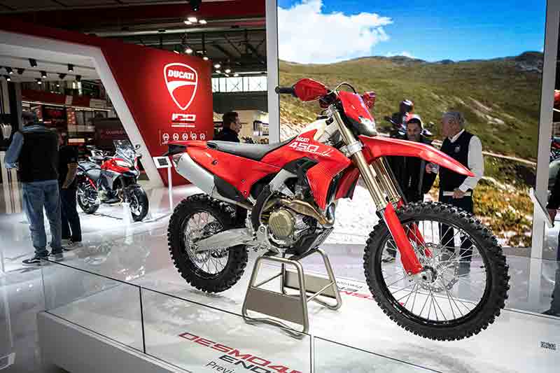 【ドゥカティ】EICMA2025 で新型 Hypermotard V2 や DesertX など2026年モデルを多数公開 記事4