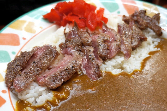 値段からは考えられないボリュームのステーキ 