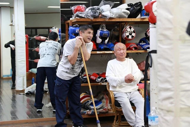 守安ジムで息子・政悟の練習を見守る一彦（左）と守安竜也会長（右）