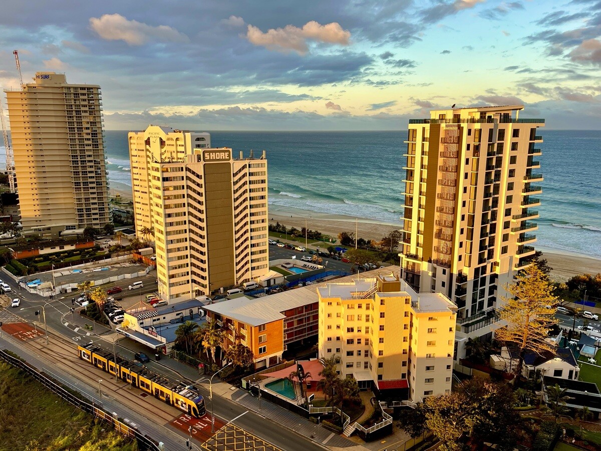 ゴールドコーストのホテルからの夕景。滞在中、ほとんど曇りか雨だったが、この瞬間だけ晴れてくれた。