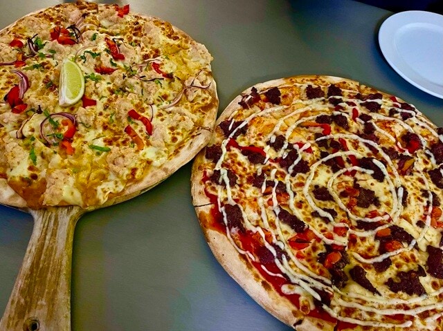 「クロコダイル肉のピザ」（左）と「エミュー肉とカンガルー肉のピザ」（右）。事前に聞いていた通り、エミューの肉は赤身だった！