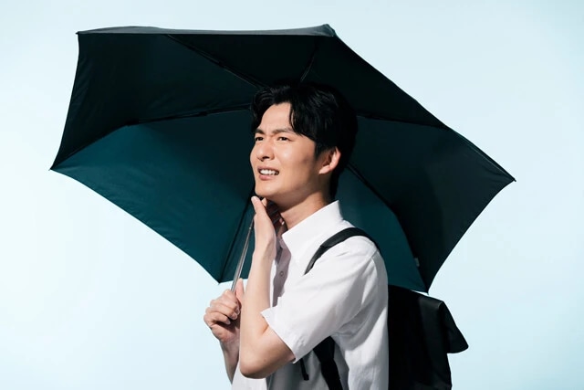 猛暑の影響からか、イオンでは、19年から24年までで男性用晴雨兼用傘の売り上げは7倍に増加したという