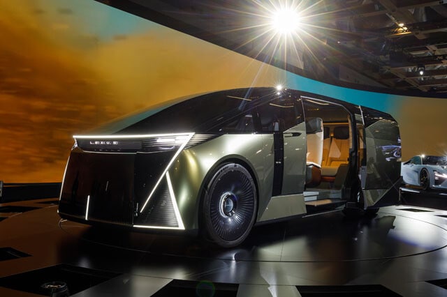 レクサス LSコンセプト　これまでのレクサスLSはラグジュアリーセダンだったが、ジャパンモビリティショー2025に現れたのは究極の6輪モデル