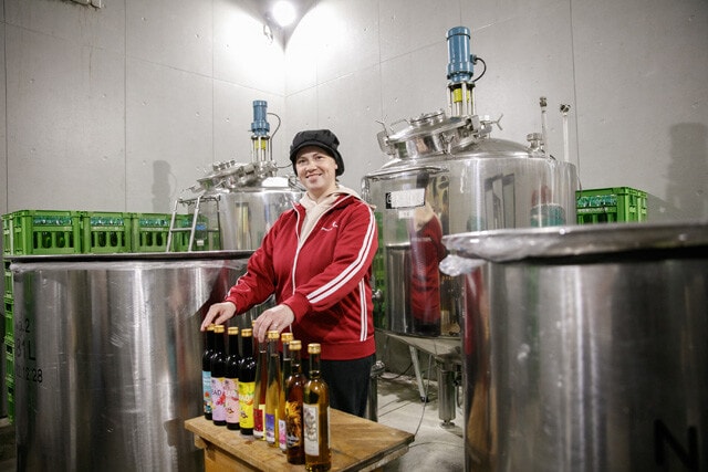 体育館の1階にあった駐車スペースを醸造所に、2階のアリーナを倉庫として活用しているという