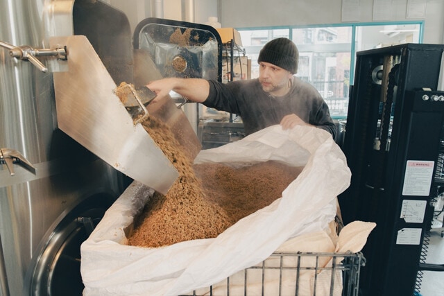 もともと給食室だった部屋を利用したビール醸造所。神戸の地下水を利用するなど、素材にもこだわっている