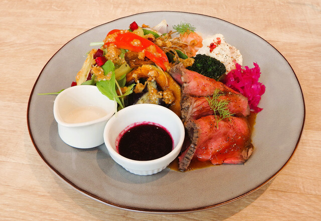 校庭スペースにはさまざまな植物が植栽されており、「食べる植物園」というレストランでそれらを堪能できる