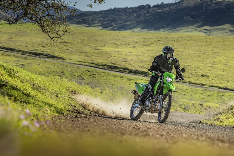 軽量でコンパクトなデュアルパーパスモデル「KLX230」、「KLX230