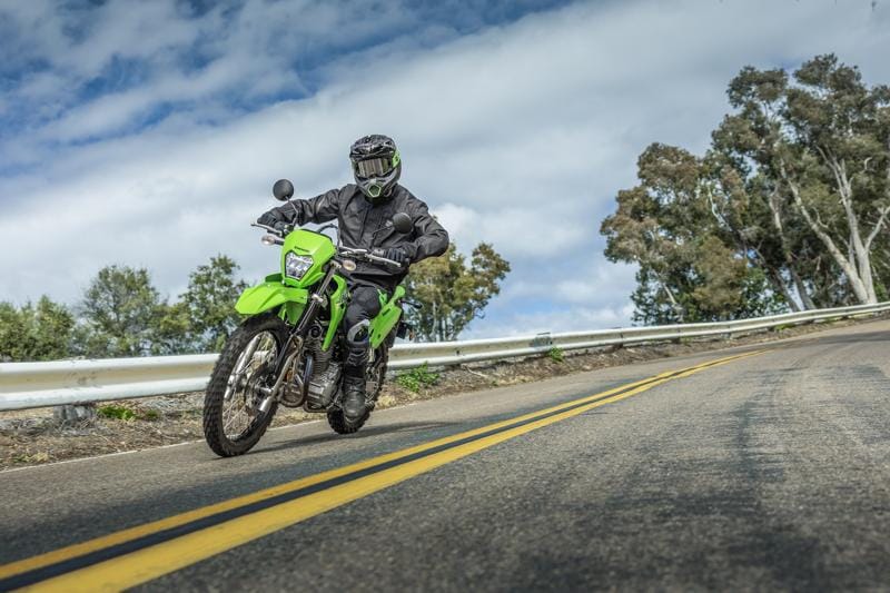 軽量でコンパクトなデュアルパーパスモデル「KLX230」、「KLX230