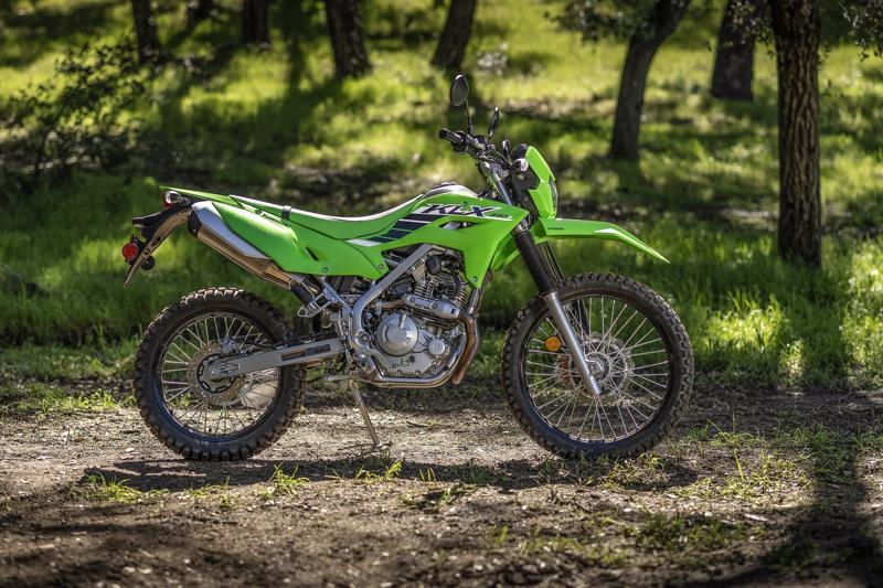 軽量でコンパクトなデュアルパーパスモデル「KLX230」、「KLX230