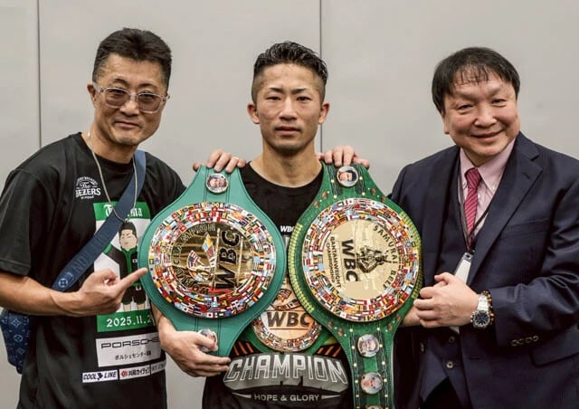 対戦相手の天心に敬意を表し喜びも控えめな父・真吾トレーナー（左）と大橋会長（右）。拓真もサムライベルトが似合う