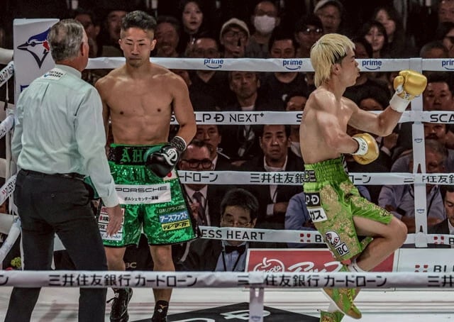 1R終了のゴングと同時に小躍りする天心とは対照的に、落ち着いた表情の拓真