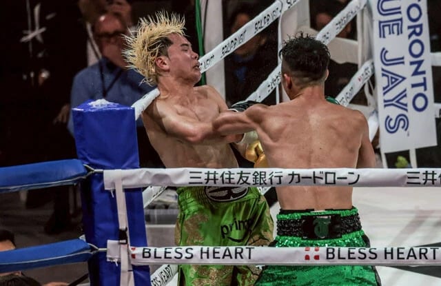 12R終了間際、拓真は総仕上げのような左フックで天心を吹き飛ばす