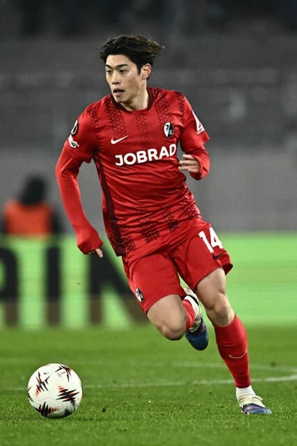 フライブルクで活躍する鈴木唯人。「今季のドイツ移籍組では一、二を争う活躍度で、すでにチームの中核を担っています」(ミムラ氏)