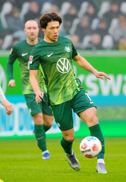 今冬、ヴォルフスブルクへ移籍した塩貝。「2025年の1年間、途中出場で11ゴール。オランダ国内の途中出場ゴール記録です」(ミムラ氏)