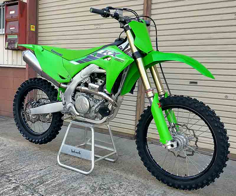 テックサーフから KX250(25)用フルエキゾーストマフラー「Super Moto MX/スーパーモト エムエックス」が発売! 記事2