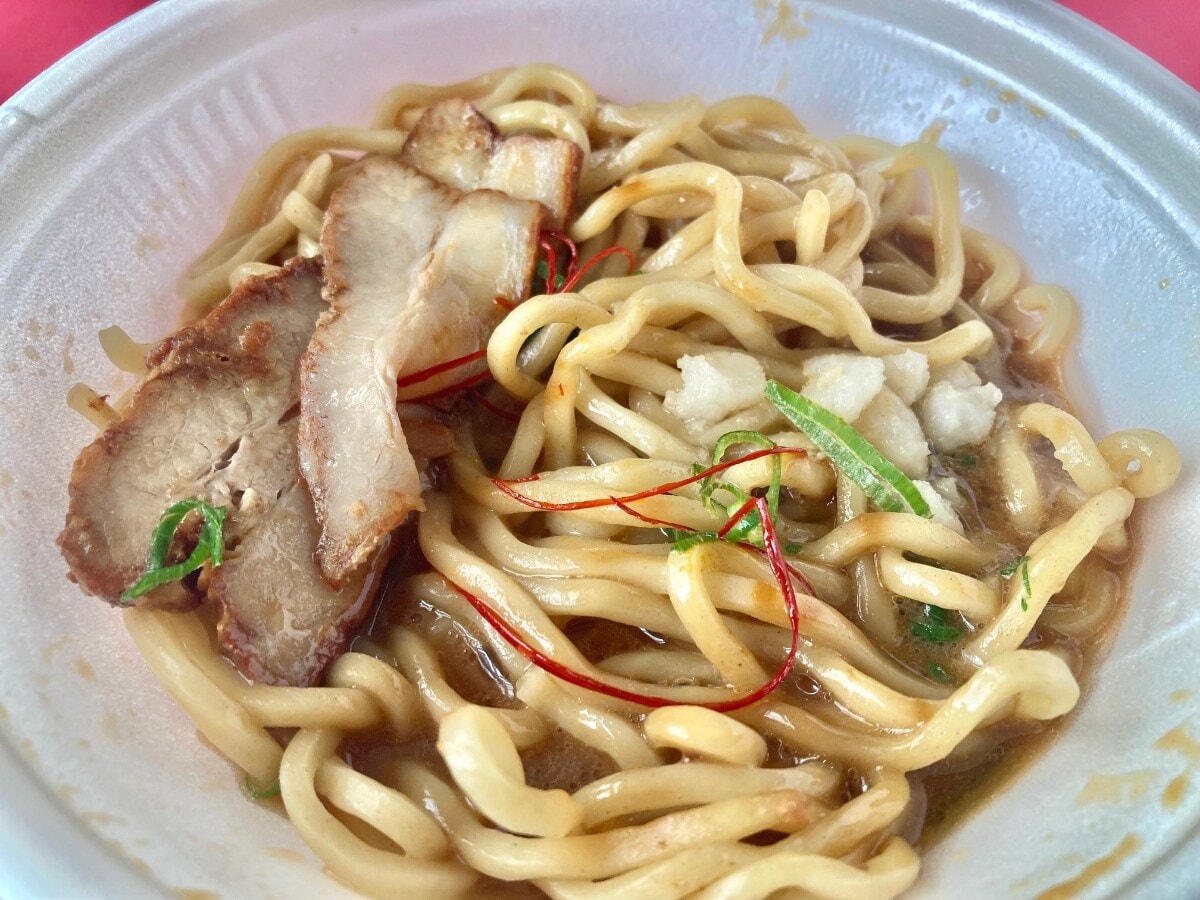 「忖度抜きで美味しい！」「残ったスープにライスを絡めて食べた！」【ファミマ】ドロドロスープが特徴の監修系ラーメン