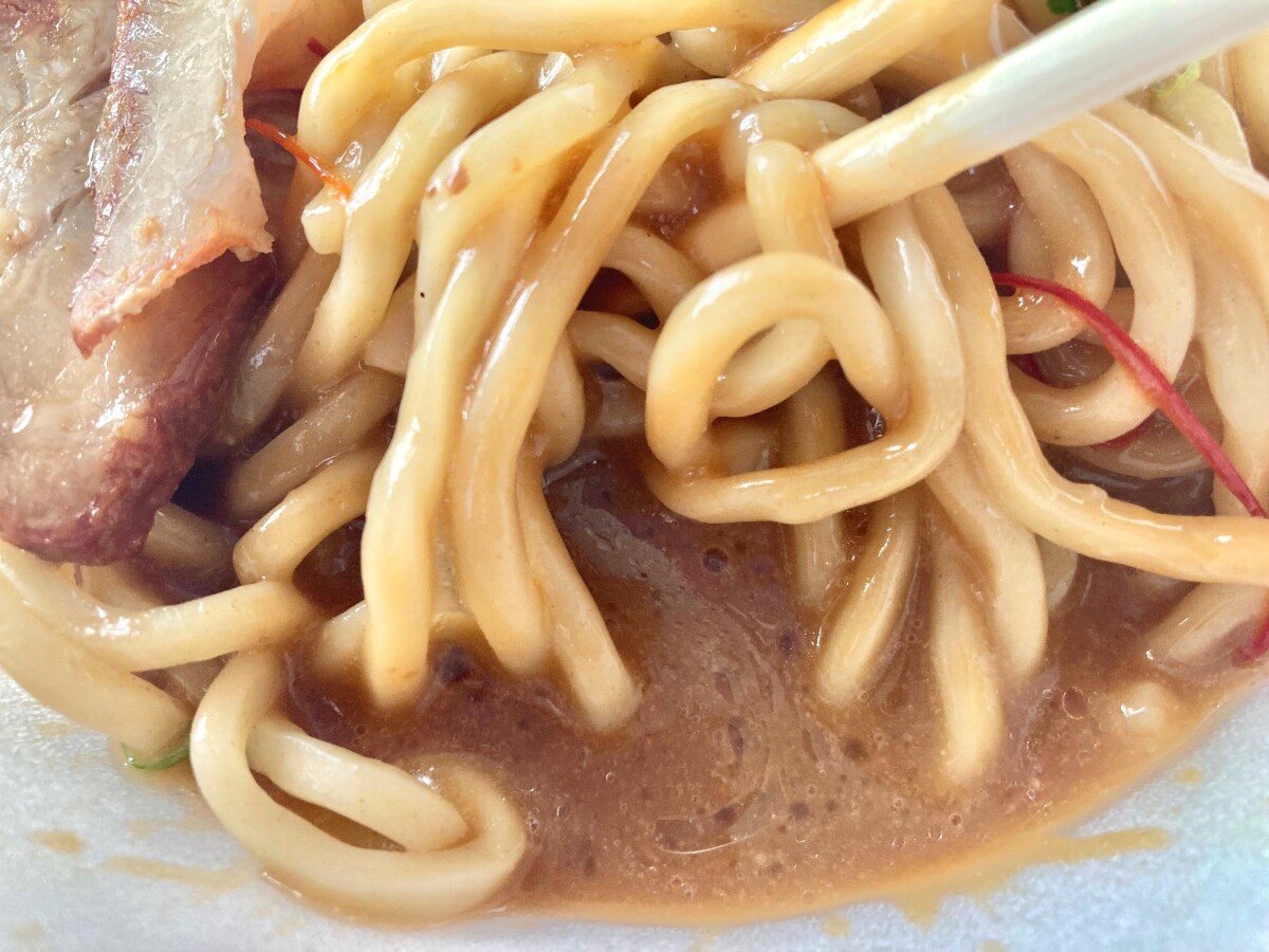 「忖度抜きで美味しい！」「残ったスープにライスを絡めて食べた！」【ファミマ】ドロドロスープが特徴の監修系ラーメン